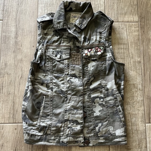 Dolled Up Camouflage Embellished Pocket Cotton Denim Vest Womens Size Medium - Picture 1 of 8